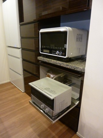 キッチンに合わせてオーダーで背面収納を造作